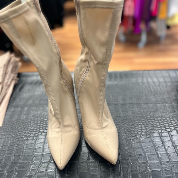 Heels. - Picture 2 of 7